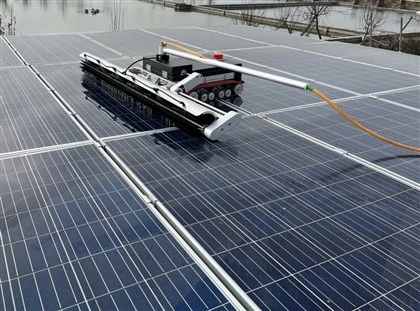 Automatisk rengöringsrobot för solpaneler