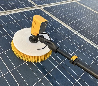 Roterad rengöringsborste för solpaneler med ett huvud
